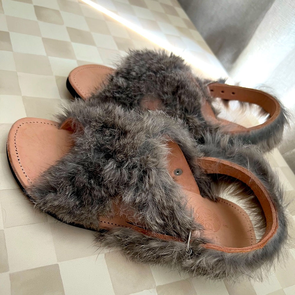 BAKU FUR SANDAL fits like a womens US 8.5 (BRAND NEW)